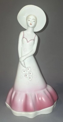 DOAMNĂ CU PĂLĂRIE LARGĂ ȘI ROCHIE LUNGĂ, ȚIN&amp;Acirc;ND UN BUCHET DE FLORI (PORȚELAN ROM&amp;Acirc;NESC ALBA IULIA) foto