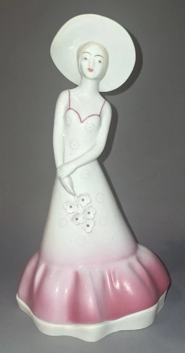 DOAMNĂ CU PĂLĂRIE LARGĂ ȘI ROCHIE LUNGĂ, ȚIN&Acirc;ND UN BUCHET DE FLORI (PORȚELAN ROM&Acirc;NESC ALBA IULIA)