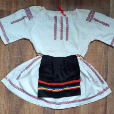 Costum popular traditional vechi broderie cusuta de mana, cu tricolor, fetita