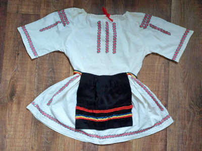 Costum popular traditional vechi broderie cusuta de mana, cu tricolor, fetita foto