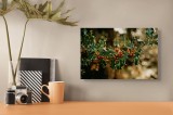 Tablou Canvas, "Frunziș de toamnă cu fructe roșii", Frunze, Verde, Lucioase, Boabe, Roșii, Ramură, Natură, Spini, Bokeh, Lumină, 39 x 26 cm, CMCLASS