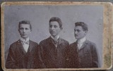 1902 Foto CDV atelier Kossak Jozsef, ARAD tineri eleganti, moda, adnotata verso