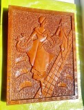 G383-Aplica personaje de epoca-Doamna cu panere si Domn. Sculptura artizanat pe lemn masiv RSR anii1970-80 stare foarte buna.