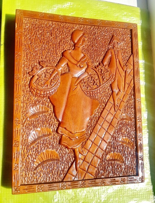 G383-Aplica personaje de epoca-Doamna cu panere si Domn. Sculptura artizanat pe lemn masiv RSR anii1970-80 stare foarte buna.