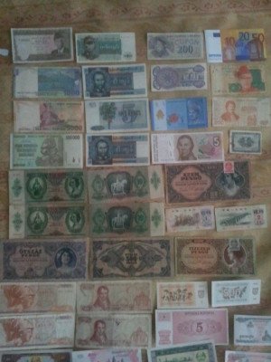 Lot 50 de bancnote străine, circulate/necirculate, cu dubluri,&amp;icirc;n două fotografii foto