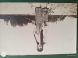 Fotografie , tanara in port popular , deosebita , interesanta ,cu inscrisuri