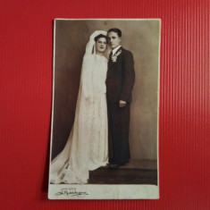 Tineri casatoriti - Fotografie interbelica tip carte postala - At. N. Buzdugan