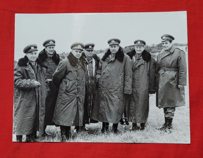 Fotografie aplicatie militara ofiteri si generali romani General V. Stanculescu foto