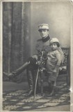 P2313N Ofițer rom&acirc;n cu sabie, bareta Coroana Rom&acirc;niei cu spade și &icirc;nsemn de rănit, 1920
