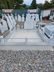Cruci marmura, granit si mozaic, morminte, cavouri, felinare, stalpi?ori... foto
