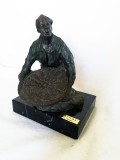 Sculptura bronz - semnata L. Moreno - titlu &quot;Captura&quot; - h-20 cm - soclu marmura 12x15 cm - semnata si numerotata 54/3000