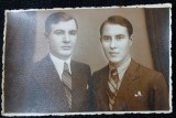 Fotografie tip Carte Postala, Doi barbati la costum, cu cravata, perioada interbelica