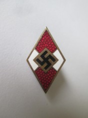 Rara! Insignă originala(marcaj RZM) cu email Germania nazistă:Membru al tineretului hitlerist(Hitler Jugend),in stare foarte buna