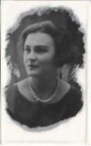 P3001N Portret de t&acirc;nără cu mărgele, studio Foto Select, Dorohoi, perioada interbelică