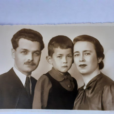 Fotografie tip CP cu părinți și fiu din București în 1939