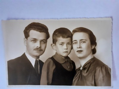 Fotografie tip CP cu părinți și fiu din București &amp;icirc;n 1939 foto
