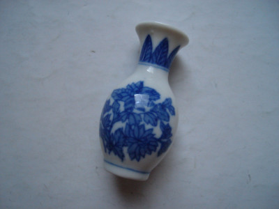Mica vaza din portelan chinezeasca, 6 cm inaltime foto