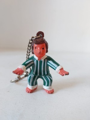 Breloc cu figurina de cauciuc vintage, barbat in pijama care face gimnastica de inviorare foto