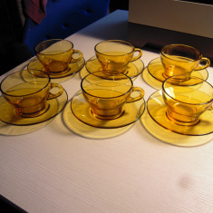 LOT de 6 cescute cu farfurie din sticla colorata pentru servit ceai/cafea