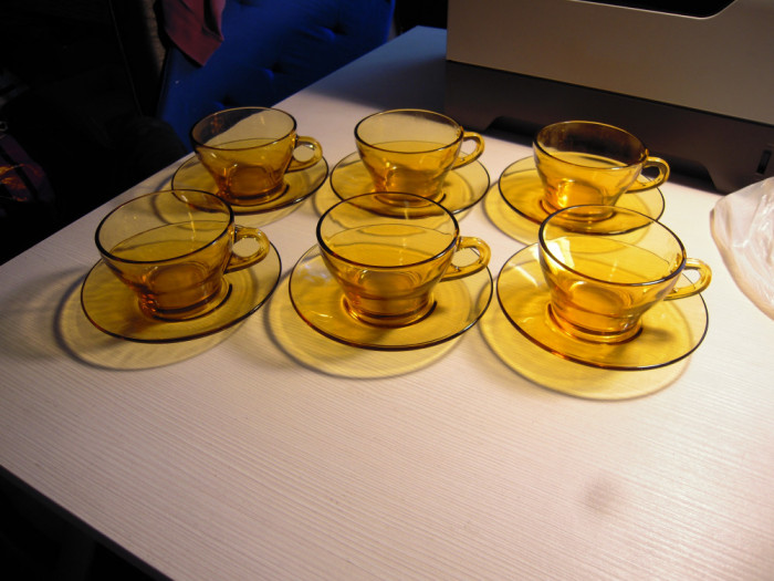 LOT de 6 cescute cu farfurie din sticla colorata pentru servit ceai/cafea