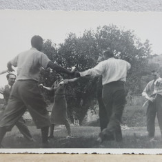 ORASENI PRINSI IN HORA , LANGA MANASTIREA COCOS , FOTOGRAFIE TIP CARTE POSTALA , MONOCROMA , NECIRCULATA , DATATA MAI 1939