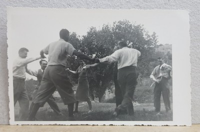 ORASENI PRINSI IN HORA , LANGA MANASTIREA COCOS , FOTOGRAFIE TIP CARTE POSTALA , MONOCROMA , NECIRCULATA , DATATA MAI 1939 foto