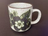 Frumoasa cana din ceramica smaltuita, decorata cu motive florale, Studio suedez