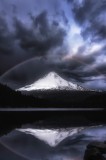 Tablou Canvas, "Curcubeu nocturn peste muntele &icirc;nzăpezit", Munți, Lac, Reflectare, Curcubeu, Norii &Icirc;ntunecați, V&acirc;rf, Armonie, Natură, Lumină, Sclipire