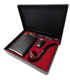 Cumpara ieftin Set Cadou Bărbătesc &ndash; Ploscă Metalică 250 ml cu Pahar, Pipă și Pix &ndash; Husă Piele