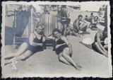 Fotografie, Doua prietene la plaja, perioada interbelica