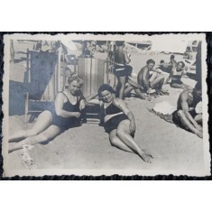 Fotografie, Doua prietene la plaja, perioada interbelica