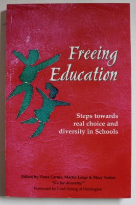 FREEING EDUCATION , STEPS TOWARDS REAL CHOICE AND DIVERSITY IN SCHOOLS , edited by FIONA CARNIE ...MARY TASKER , 1996 foto
