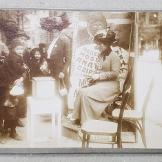 FOTOGRAF KALLOS OSZKAR , BUDAPESTA , SCENA DE STRADA LA O STRANGERE DE FONDURI , FEMEI SI COPII , FOTOGRAFIE TIP CABINET , INCEPUTUL SEC. XX