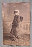 Poza - fotografie tip carte postala - fetita - eleva cu ghiozdan in spate, clasa a 1a - fotografie veche, anii 1920 - Studio Olteanu - Cimpina