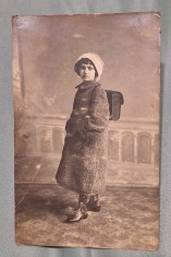 Poza - fotografie tip carte postala - fetita - eleva cu ghiozdan in spate, clasa a 1a - fotografie veche, anii 1920 - Studio Olteanu - Cimpina