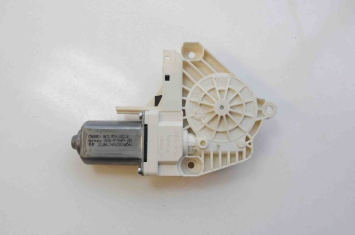 Motor macara geam ușă dreapta față AUDI A6 4G2, C7, 4GC 2015 OEM: 8K0959802B 2092254
