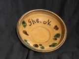 Arta si Traditie - Farfurie / Blid / Strachina / Castron de Horezu jud Valcea ceramica utilitara mijlocul sec XX cu initialele Ghe. N. !