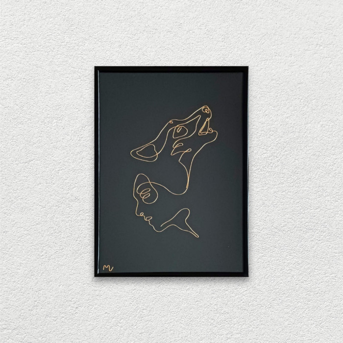 Om si caine, tablou sculptura din fir continuu de sarma placata cu aur, 22&times;31 cm-cod 2337
