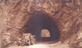 Tunel Cheile Bicazului, 3 barbati si autoturism de epoca. Foto Kahan