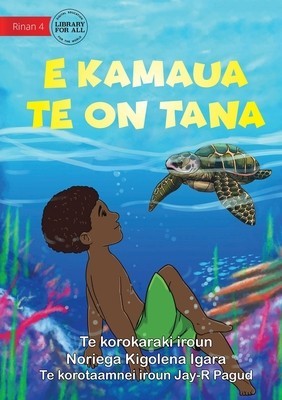 Tana Saves a Turtle - E kamaua te on Tana (Te Kiribati) foto