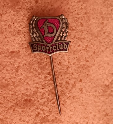 QW9 N7 72 - Insigna tematica sport - clubul sportiv Dinamo foto