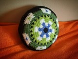 Pernă decorativă, diametru 27 cm, crosetată manual, umplută microfibră - model 1