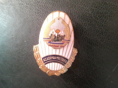 Insigna RSR Academia Militara , stema RSR , metal si email , h=4,2cm foto