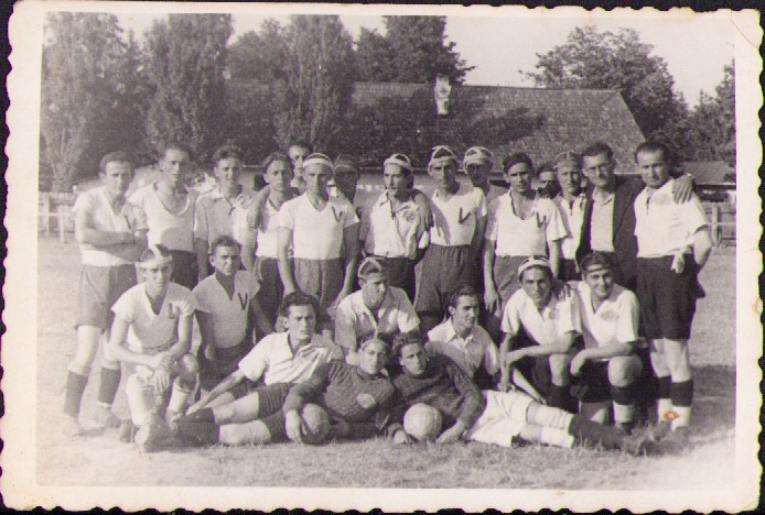 HST M170 Poză echipa fotbal 1945 Vulturii H&acirc;rlău