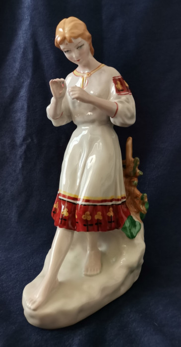 Statueta portelan 30 cm, Port Popular Femeie cu margareta Rusia Polonne ZHK