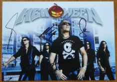 Autograf al membrilor formatiei de heavy metal germane Helloween pe fotografie, cu o a doua foto nesemnata si plicul de expediere
