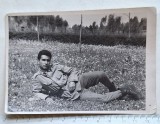Fotografie soldat rom&acirc;n &ndash; uniformă militară &ndash; postură relaxată &icirc;n natură &ndash; anii 1950&ndash;1960