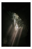 Tablou Canvas, "Raze de lumină &icirc;n peșteră &icirc;ntunecată", Lumină, St&acirc;nci, Mister, Umbre, Natură, Ad&acirc;ncime, Rugozitate, Fascinație, 26 x 39 cm, CMCLASS