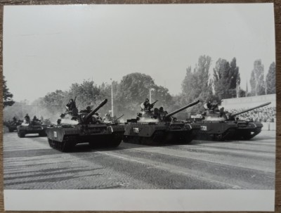 Tancuri la defilarea din 23 august 1984// fotografie foto