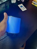 Lampă decorativă compactă cu lumină UV/albastră, realizată &icirc;ntr-un design care imită aspectul unui filtru de aer sport auto.